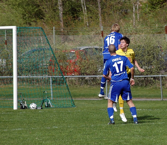 2006_0513_15.JPG - Viktor Svensson, som kom in i 2:a halvlek, i närkamp med Odenförsvaret